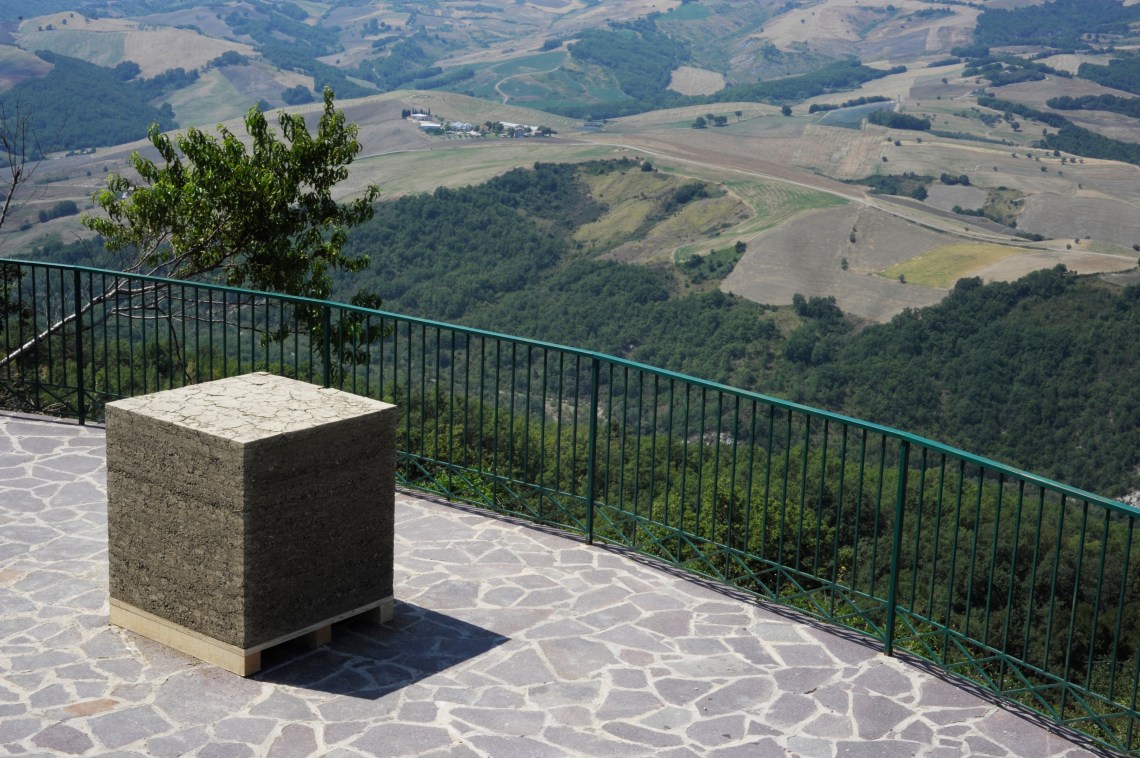 Emanuela Ascari, Luogo Comune, terra, 1x1x1 m, Guilmi, 2012