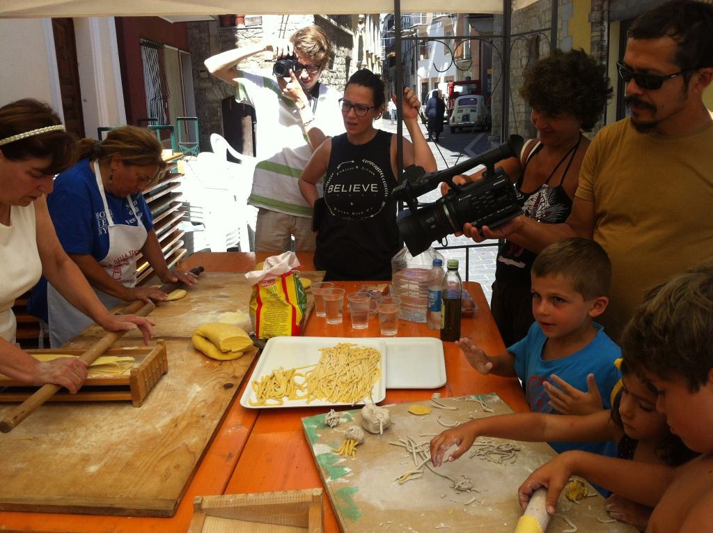 Le donne guilmesi partecipano alla realizzazione del buffet grazie all'intercessione della Proloco