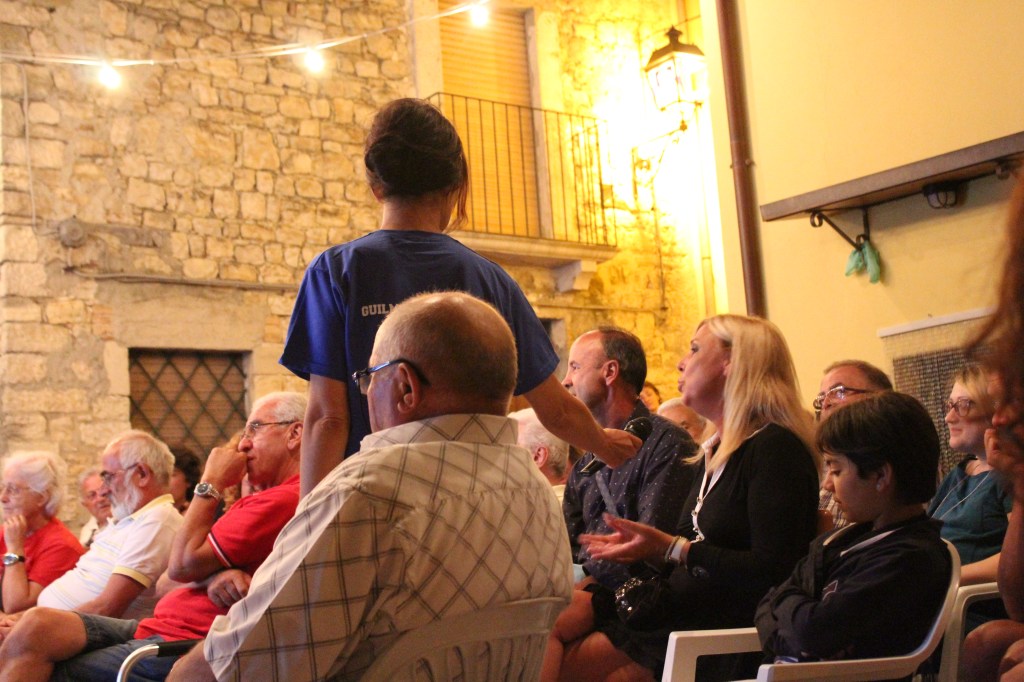 Patrizia dà il suo contributo al dibattito in durante la Nuova Didattica Popolare