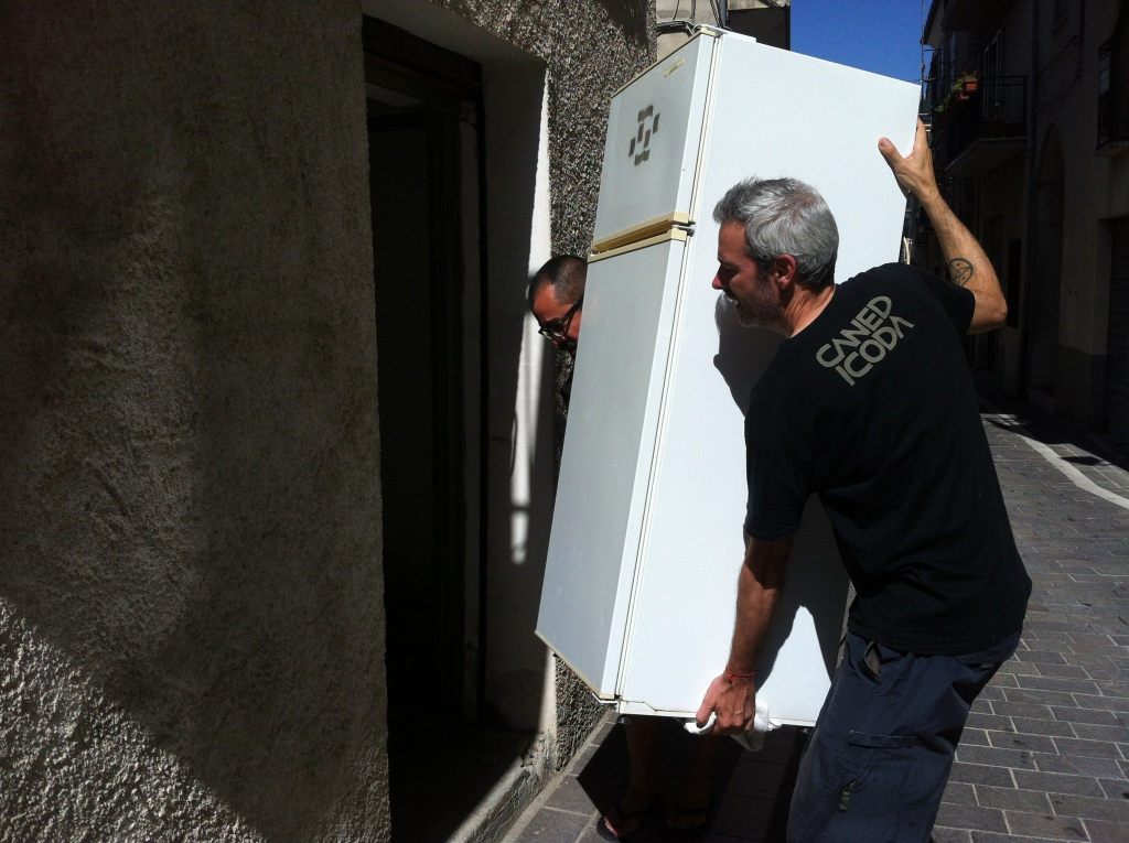 Juan Pablo Macias e Diego Segatto allestiscono La Pitech per BAS, la Banca Autonoma dei Sementi Liberi da Usura