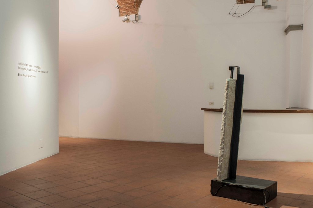 Articolazioni Oltre il Linguaggio, la materia ed il suo ritmo, Installazione sonora, 5m, 2013-2014, Pietra sedimentaria, ferro, puntina di giradischi, materiali vari, casse ed amplificatore, 155 x 45 x 65 cm