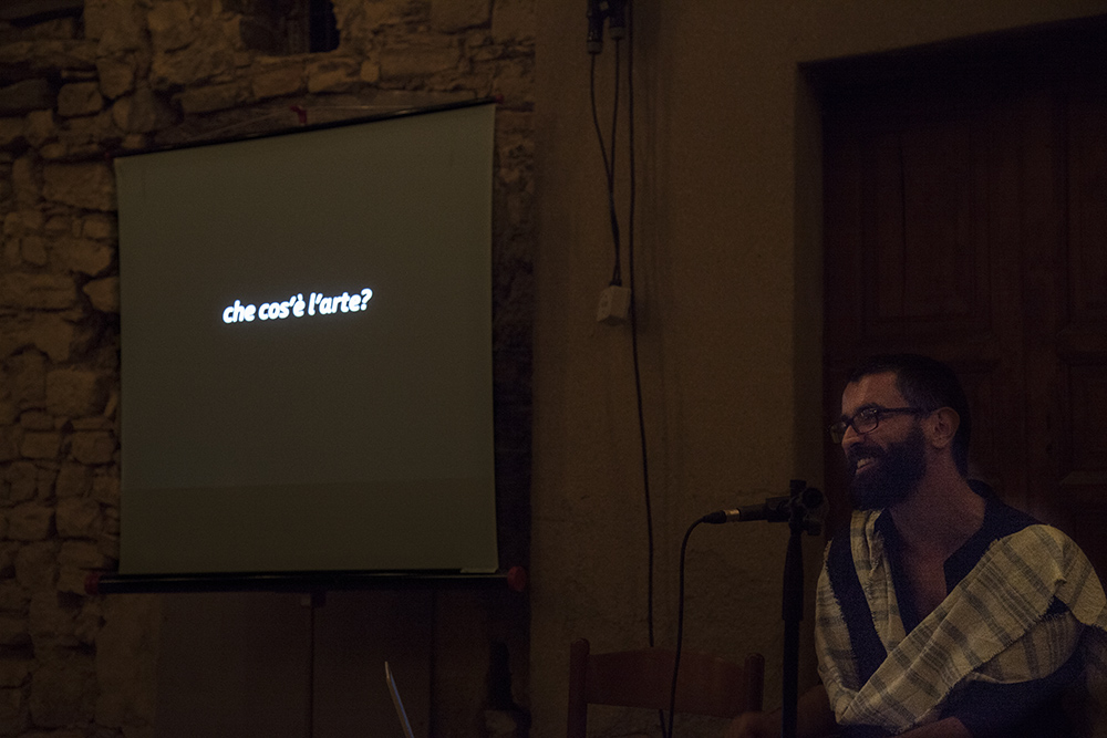 Una delle domande poste da Pietro Gaglianò durante la Nuova Didattica Popolare a GuilmiArtProject 2015, nella piazzetta dell'istallazione de La cultura del rispetto di Matteo Coluccia